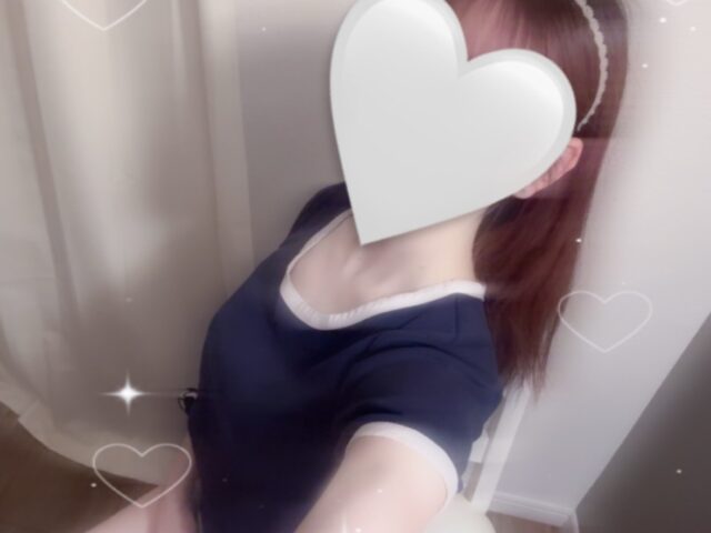 【2025年6月25日】綾瀬さんの写メ日記(人気急上昇) 9 a girl with heart over her face