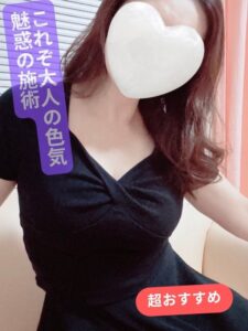 ブログ一覧 12 a woman with a white mask over her face