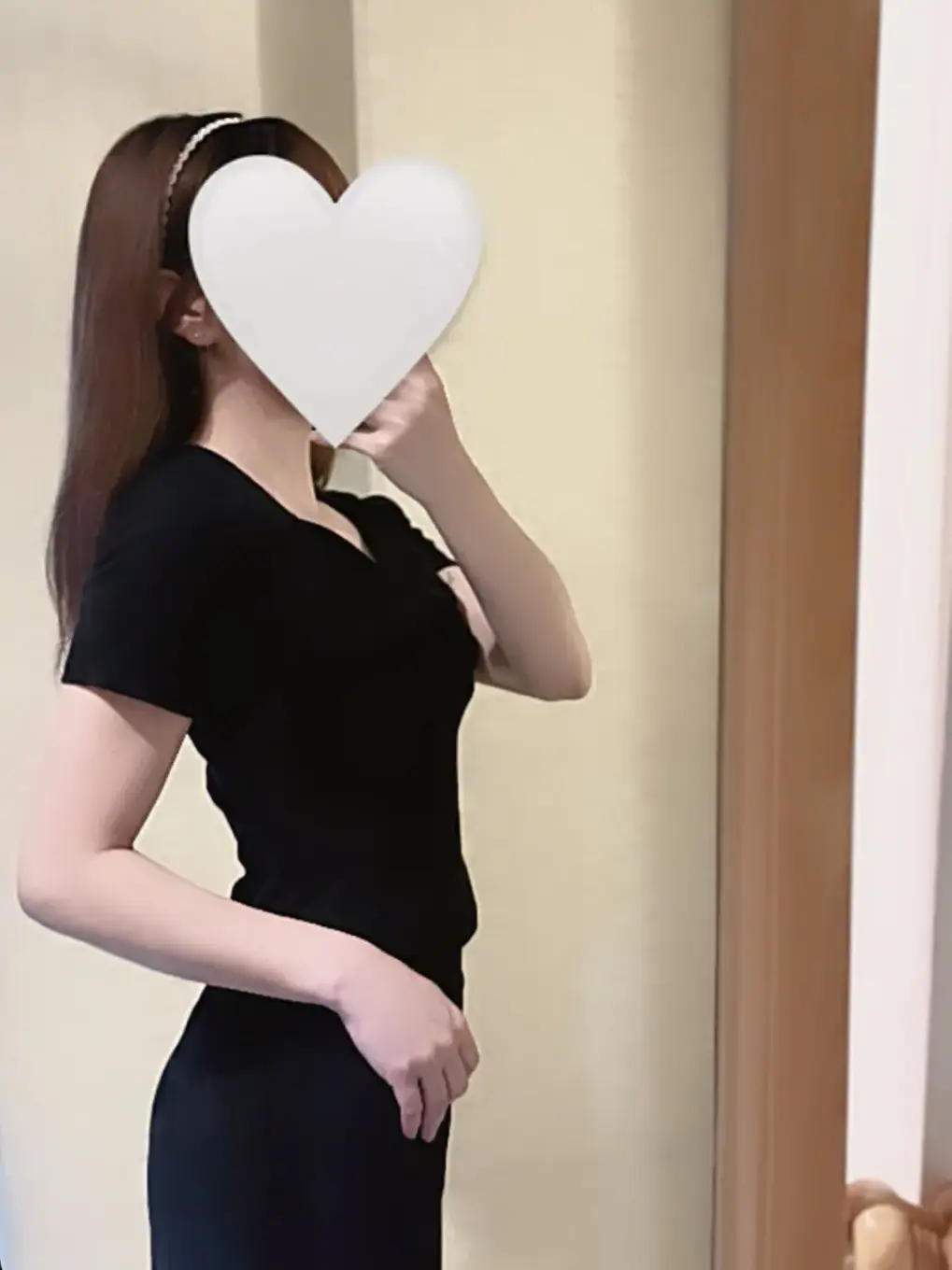 黒いトップス姿で横向きに立つ綾瀬はなセラピスト(宮崎メンズエステSweetRoom)